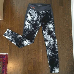  - Oanvänt träningsset från soc! Väldigt snyggt, men kommer inte till användning tyvärr ... linnet har som en inbyggd sport-bh!  Byxa 40kr, linne 40 kr, eller båda för 60 kr!