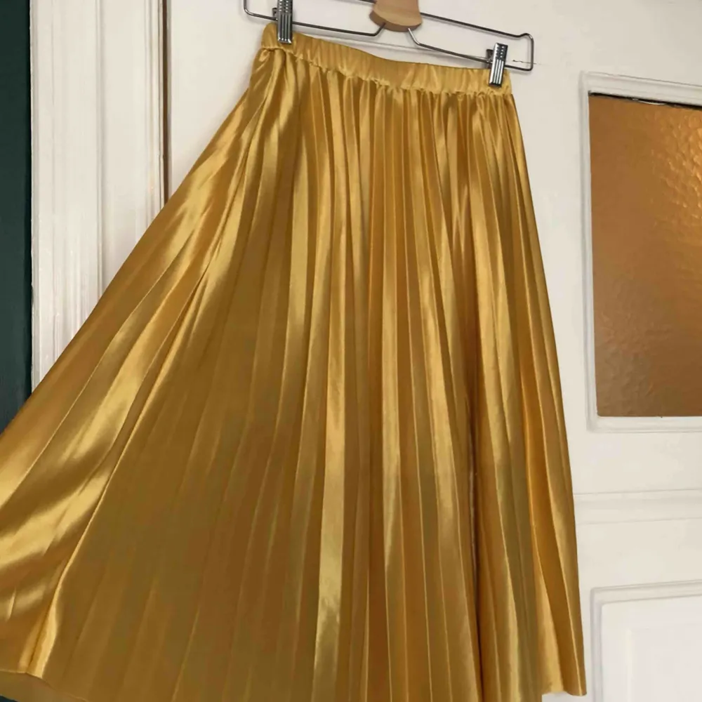 räfflad kjol i 100% silke  Nypris: 1000kr . Kjolar.