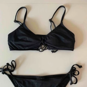  - Säljer min svarta bikini från hm för 100kr, överdelen är strl 36 (S) och underdelen 34 (XS) men skulle säga att de passar båda storlekarna, kan frakta men du får betala frakten själv (63kr), annars möts jag upp i Stockholm, betalning sker via swish