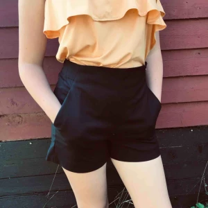  - Jättefina svarta ”kostym”-shorts från Zara women. Finns relativt stora fickor fram, o snygga ”fusk”-fickor där bak. Superbra skick! Kontakta mig privat vid intresse, o betalning sker via swish (40 kr + 54kr frakt/så kan vi mötas upp i Stockholm) 