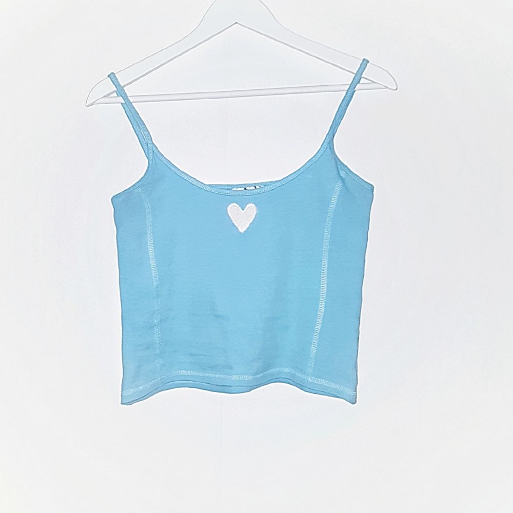Babyblått linne med ett broderat hjärta. Frakt tillkommer på 18 kr 💗. Toppar.