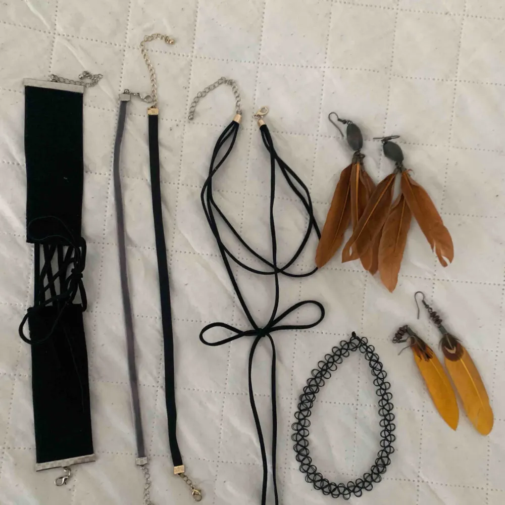 4 chokers, 1 halsband & 2 par örhängen. Bruna örhängen och halsband med rosett är sålda). Accessoarer.
