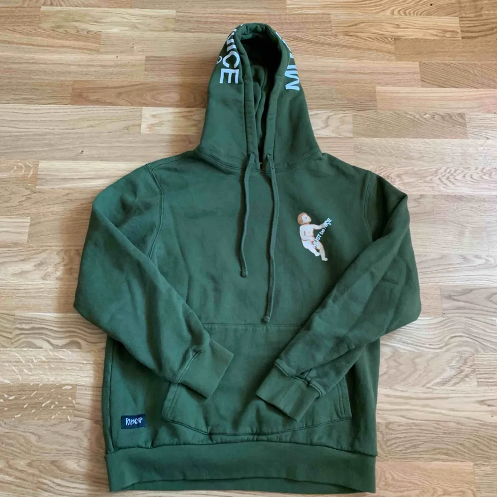 Ripndip olivgrön hoodie,  Köpt för 800 kr ungefär ett år sedan, säljer så billigt pga att packprinten har gått bort lite i tvätten, ⭐️Frakt 74kr🌟. Hoodies.
