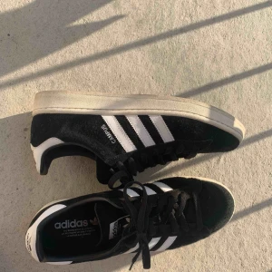  - Adidas campus svarta i storlek 44.  OBS. Köparen betalar frakt