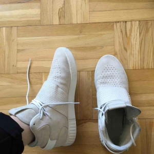  - adidas tubular, använda men bra skick! Kan träffas i Stockholm eller frakt 49kr