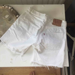  - Levis shorts som är FÖR små för mig, står att det är strl 30 men skulle mer säga 27-28, 35 cm rakt över shortsen.  Frakt tillkommer🌸