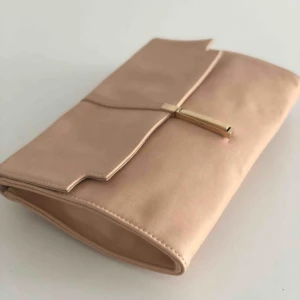  - Ljus kuvertväska i nyskick bortsett från ett litet märke på spännet. Hämtas i Malmö eller skickas om köparen står för frakt. 