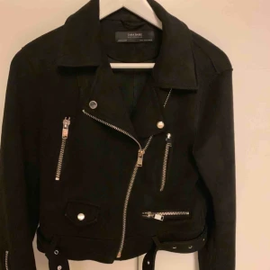  - Mocka imitation bikerjacka från zara  🖤 köparen står för frakt 