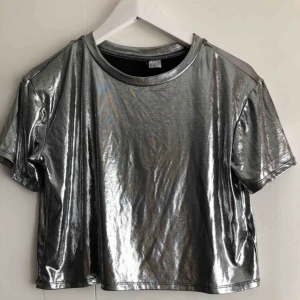  - Oanvänd metallic topp! Skön material.  Frakt tillkommer. 