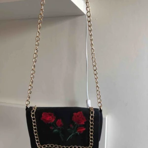  - Väska från boohoo, har använt någon enstaka gång men kommer aldrig till användning🌹 Pris: 80kr men kan diskuteras  Frakt: Kan mötas upp i Gävle, annars ligger frakt på 50kr 