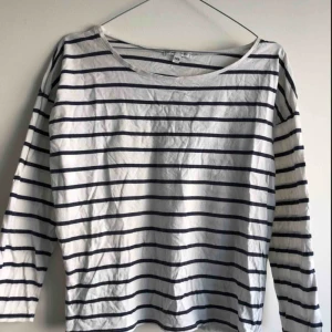  - Randig tröja i svartvitt från Ellos i tunt material☀️☀️☀️