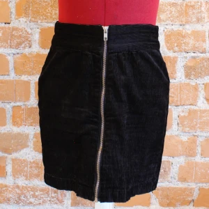  - Manchesterkjol i strl 36, svart, fint skick. Frakt 36kr 50%bomull, 48% viskos, 2% elastan