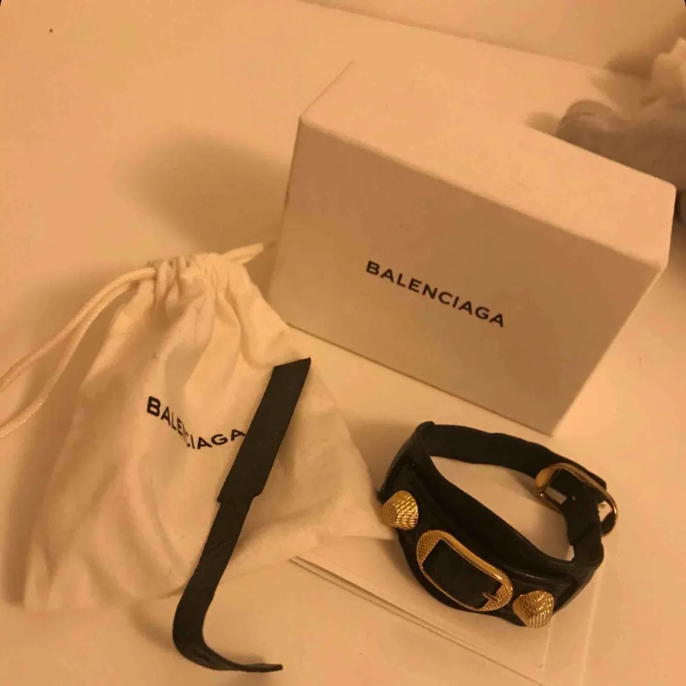 Balenciaga armband, svart med guldiga detaljer, storlek M. Accessoarer.