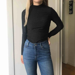  - Trevligt festplagg i storlek S. Långärmad glittrig svart tröja. 