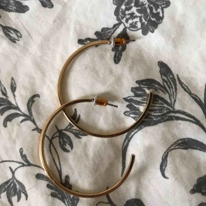  - Mellan storlek, guld ringar 