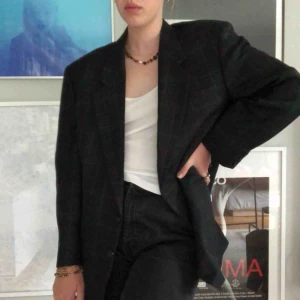  - den perfekta oversized kavajeen:)) köpt second hand och behöver tyvärr tvättas på något sätt, den luktar typ gammal parfym. den har även lite slitningar och ett litet hål på ena armen. 🥭FRAKT INGÅR🥭