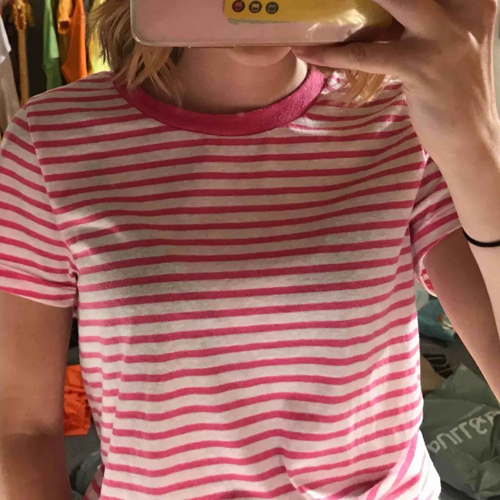 Jättefin rosa randig tröja från bik bok! Använd 1 gång men tycker inte den är min stil längre så i nyskick! Fraktar endast ❌Frakten är inräknad i priser❌ hör av er för mer info. T-shirts.