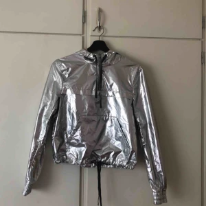  - Svincool winderbreaker från H&M. Nästan aldrig använd!  Köparen står för frakt <3