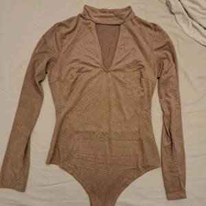  - Body i sammet material från Nelly. Beige 