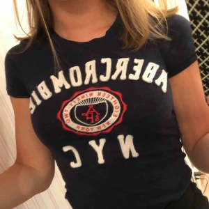  - En väldigt fin marinblå abercrombie T-shirt 💕 Kommit till användning några fåtals gånger och anses vara i mycket bra skick. Köpare står för frakt💕