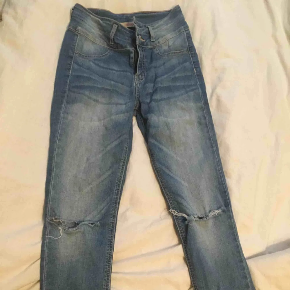 Tajta högmidjade jeans med dubbla knappar och hål vid knäna. Superfina, ett av mina favoritpar med passar tyvärr ej längre💔 Strl 0 (US) som motsvarar xs eller ~34! Hämtas upp i Umeå men kan också fraktas gentemot att köpare betalar frakt!. Jeans & Byxor.