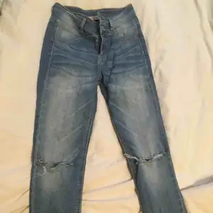 Tajta högmidjade jeans med dubbla knappar och hål vid knäna. Superfina, ett av mina favoritpar med passar tyvärr ej längre💔 Strl 0 (US) som motsvarar xs eller ~34! Hämtas upp i Umeå men kan också fraktas gentemot att köpare betalar frakt!