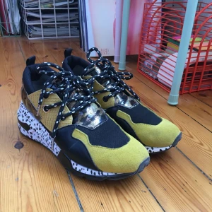  - Supertrendiga sneakers från Steve Madden. Inköpta i våras för 1.200kr men insåg sedan att de inte riktigt var min stil, därav säljer jag dem. De är använda ett fåtal gånger. Möts upp i Sthlm eller skickas mot fraktkostnad :) 