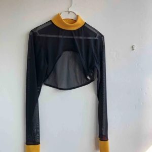  - Väldiiigt croppad mesh topp med gula detaljer 💛