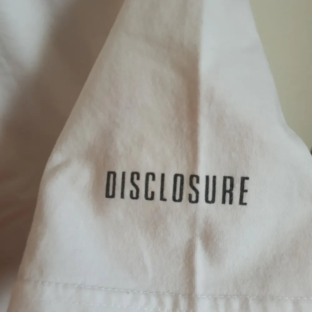 Graphic t-shirt från bandet Disclosure tour merchandise. Köpte när jag var på deras konsert för några år sedan. Använd mycket men tycker den har fortfarande mycket att ge 😊 Storlek L men har croppat den. Frakt ingår . T-shirts.