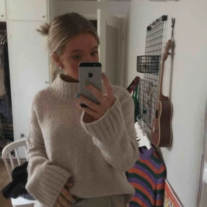  - Världens gosigaste polotröja! Så perfekt pp hösten till ett par snygga jeans eller någon kjol!💘 PS kom gärna med egna bud på mina andra plagg då jag försöker sälja allt och snart åker allt till ngn 2nd hand butik!