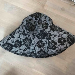  - Stor hatt ifrån cheap monday. 