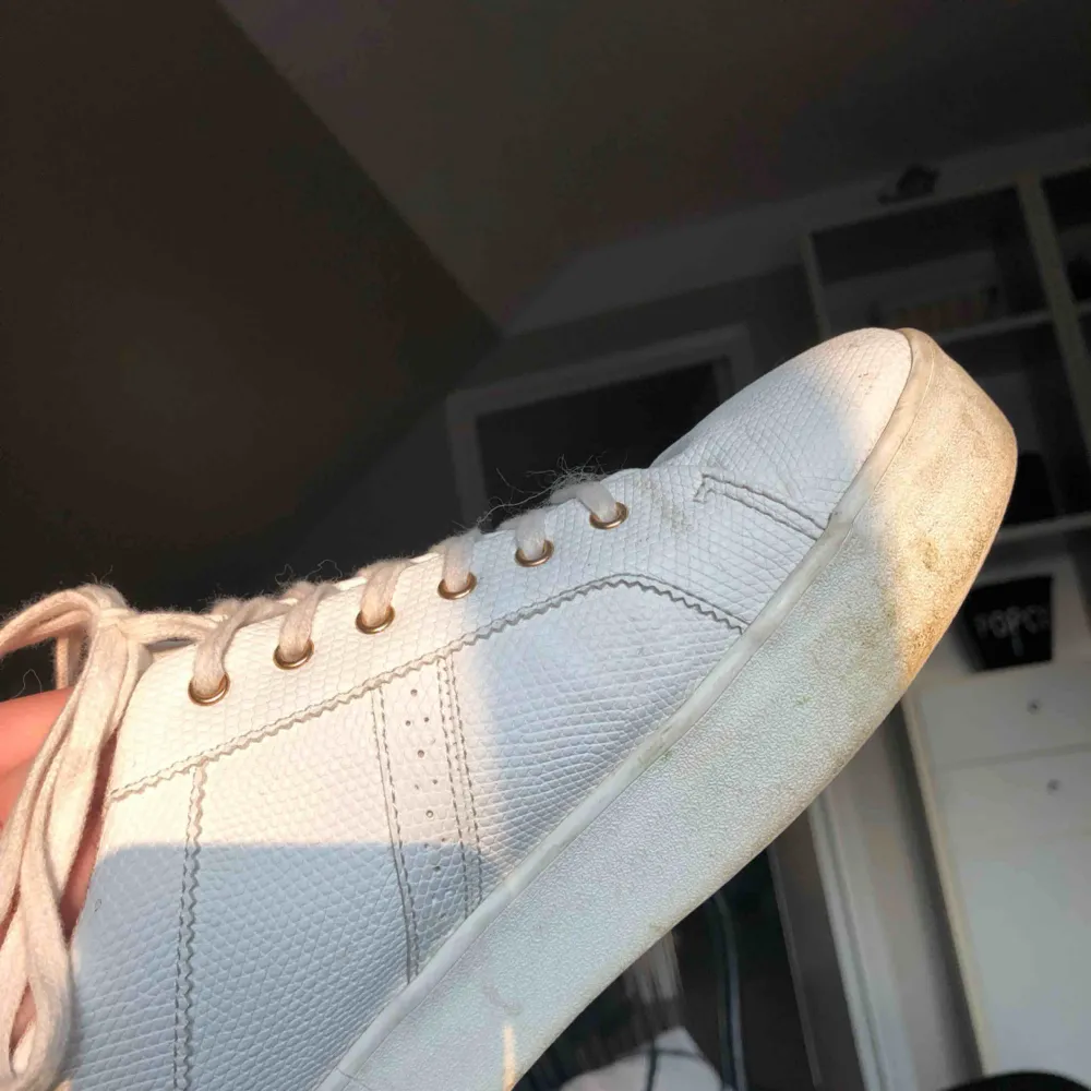 Klassiska vita sneakers köpta för 2 år sedan. Har tyvärr inte kommit till användning så mycket då dem varit för stora för mig. Bra skick men med en tvätt skulle de se som nya ut! . Skor.