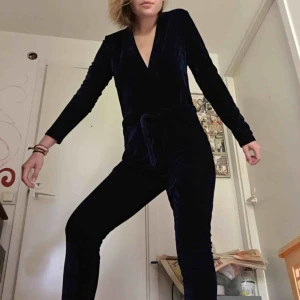  - Blå sammets-jumpsuit från bikbok! Endast använd 1 gång och i väldigt fint skick. Otroligt bekväm samtidigt som den är enkel att styla upp och gå ut i. Fraktar för 55kr eller möter upp i Malmö/Lund.