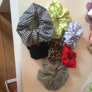  - Jätte fina scrunchies 🌸 pris kan diskuteras🙂 Frakt:? Skicka privat för mer bilder eller frågor😊 dom är aldrig använda 😊
