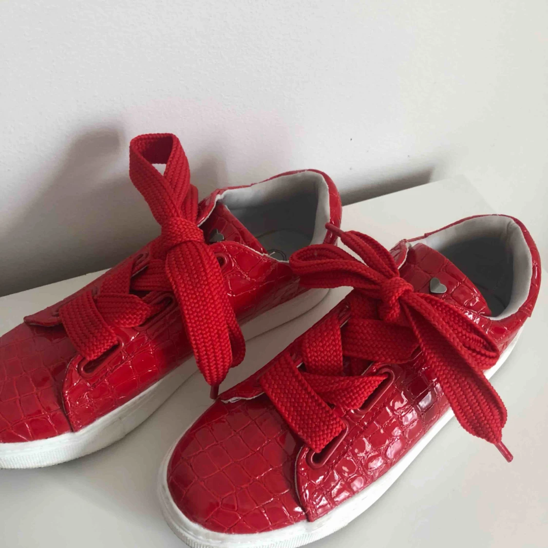 Röda sneakers  - 90