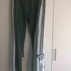  - Ljus gröna Adidas byxor ifrån Junkyard. Aldrig använda. Ny pris 699kr 