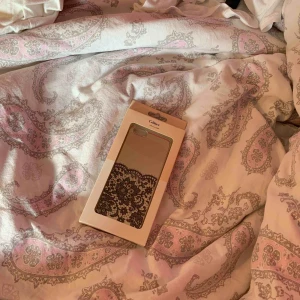  - Ett silver skal med svarta detaljer. Säljer för 20kr, ny pris 99kr. Aldrig använt :)  