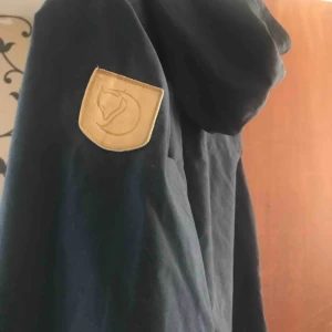  - Storlek 42 men känns som m/s passar mig som har m och vet inte om den är äkta eller kopia 