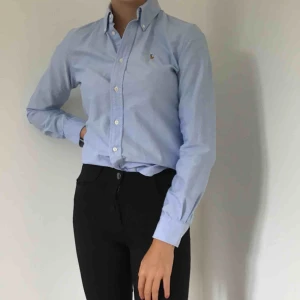  - Ljusblå Ralph Lauren skjorta. Använd fåtal gånger.