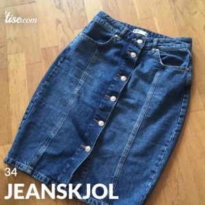  - Jeanskjol från Gina Tricot. Fint skick!  Köparen står för frakten🌸