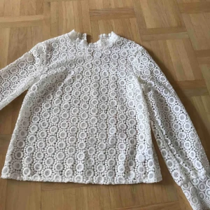  - En fin spetsblus. Helt oanvänd 