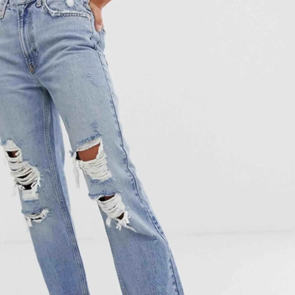 Ett par jeans från Asos, River Island som jag glömt att skicka tillbaka. Lite Levis 501 stil så inte tight på mig som är XS. Jeansen finns kvar ännu på Asos sida.  Avklippta ben då de var för långa, endast använda en gång. Frakt 79kr, katt finns i hemmet. Jeans & Byxor.