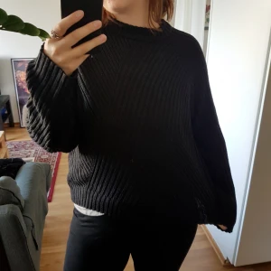  - Lite tunnare stickad tröja, lite nopprig men annars i bra skick🌿