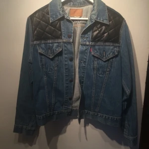 Jeansjacka från Levis med fina detaljer. Köpt på beyond retro - Jeansjacka från Levis med fina detaljer. Köpt på beyond retro