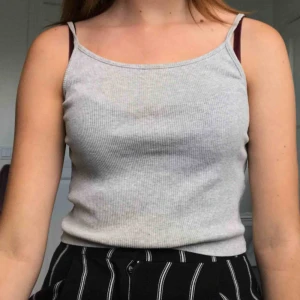  - Ribbad grått linne från Bikbok, säljs pågrund av att jag knappt använder den. Köparen står för frakten!🥰