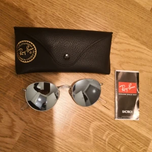  - Snygga nya solglasögon från Ray Ban, round metal! Silverglas och silverbågar. Såååå fina men tyvärr är jag dålig på att använda solglasögon😱😭❤️ passa på att fynda!! 😍❤️ Eventuell frakt betalas av köparen❤️😍