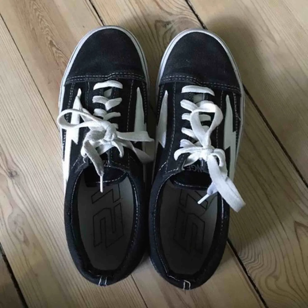 Säljer mina gamla revenge x storm skor (inte äkta). Är använda men är i mycket bra skick, kan mötas i Sthlm eller skicka 👼🏼. Skor.