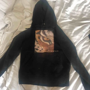  - Hoodie från the cool elephant i strl S. Köparen står för frakt✨