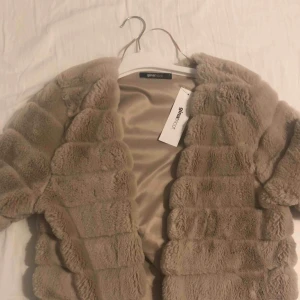  - Helt oanvänd pälsjacka från Gina Tricot
