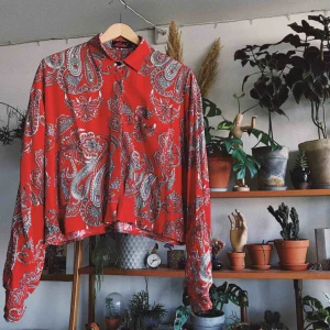  - Så himla fin lite croppad blus/skjorta i märket Motel, toppskick! Köparen står för frakt, kan eventuellt mötas upp i Stockholm också!